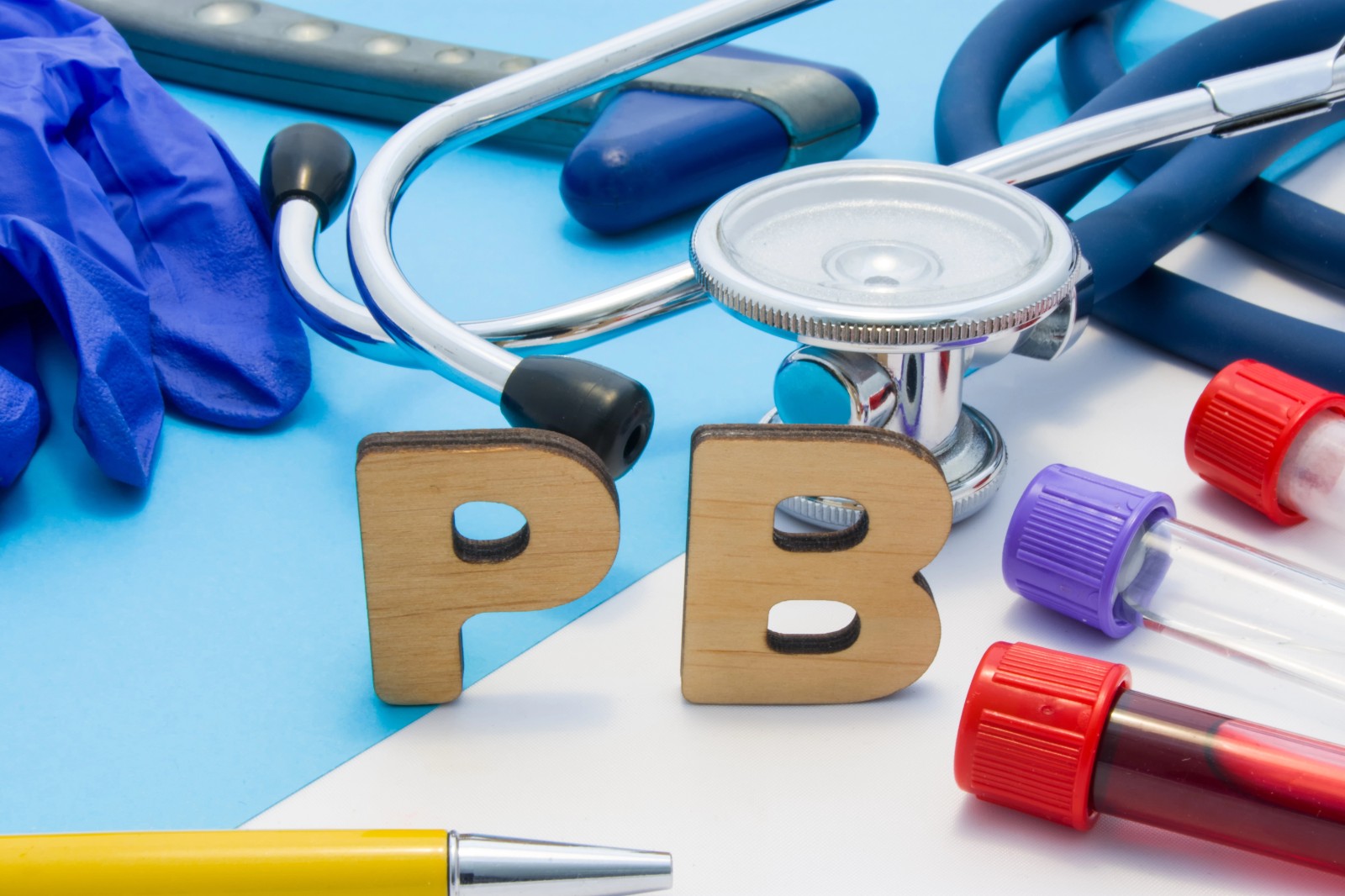 7dfbc14553af400196e67578f01c54d6.jpg 藍色背景下的醫療工具和字母組合.jpg